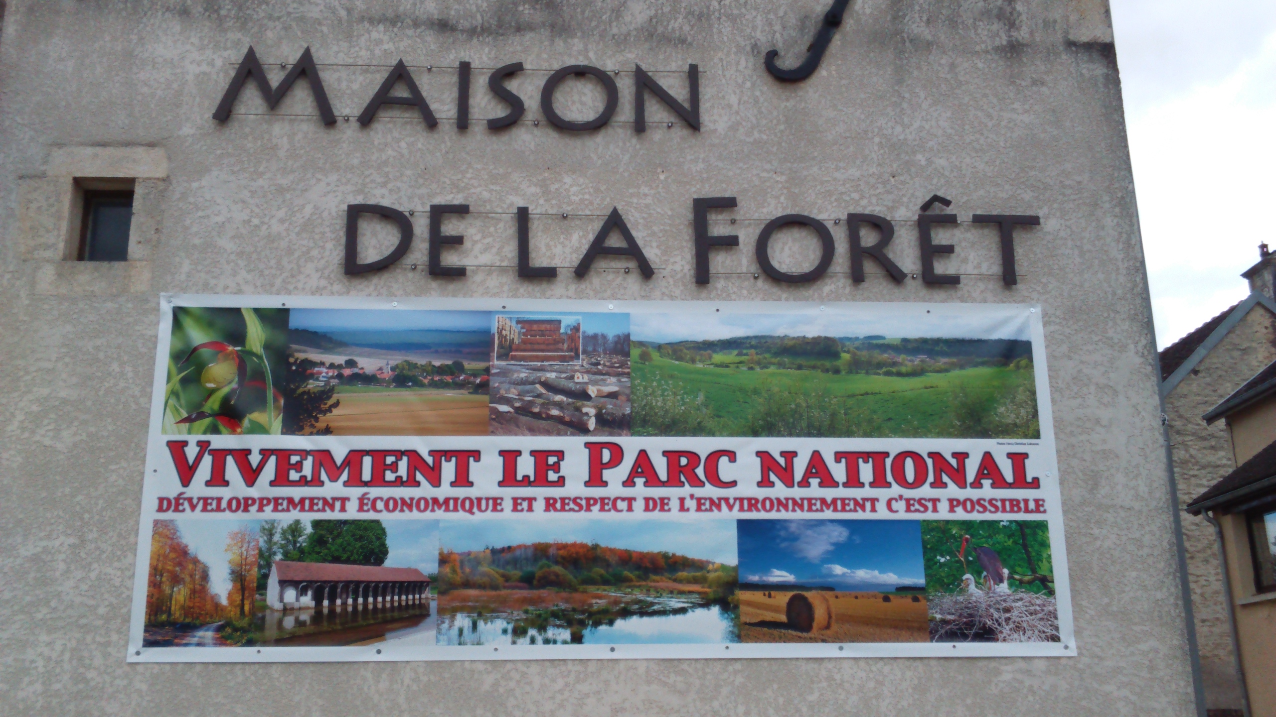 Banderole de soutien au nouveau Parc national de forêts, Maison de la forêt, Leuglay (Côte-d'Or).